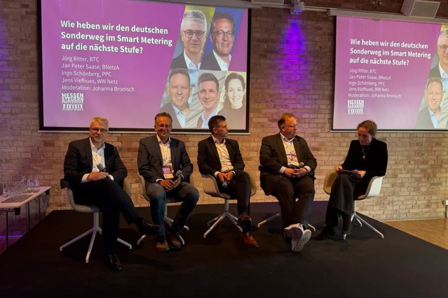 von links: Dr. Jan Peter Sasse (Bundesnetzagentur), Jörg Ritter (BTC AG), Jens Viefhues (Westfalen Weser Netz), Ingo Schönberg (PPC) und Johanna Ironisch (Neon Energy)